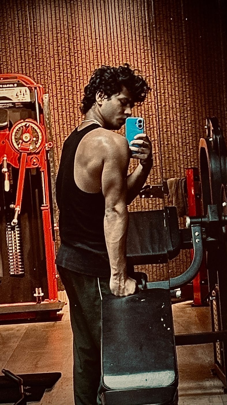 Masud Shaikh gym mirror, back and arms